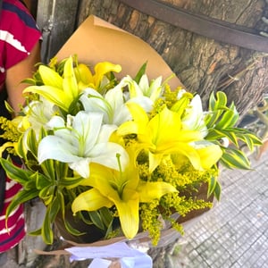 Bouquet 'Lírios brancos e amarelos'