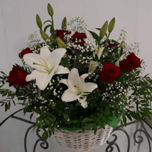 Flower basket 'Basket with lily and roses'