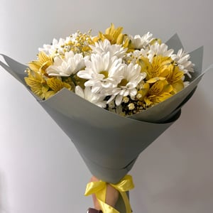 Bouquet of spray chrysanthemums and alstroemeria.