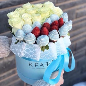 Schachtel mit Erdbeeren und Rosen "Dream"