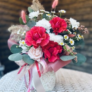 Hat box with flowers 'Floral Compliment: Allure'
