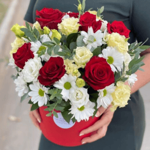Hat box with flowers 'Happiness'