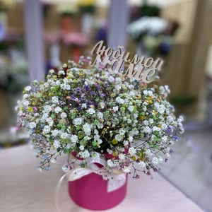 Hat box with flowers 'The first beauty'