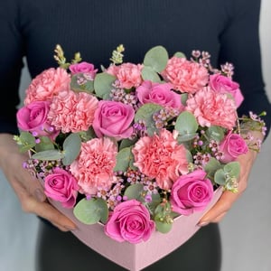 Blumenbox 'Fragrant composition of roses and dianthus'