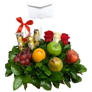 Blumenkorb 'Fruchtschale mit Rosen und Pralinen'
