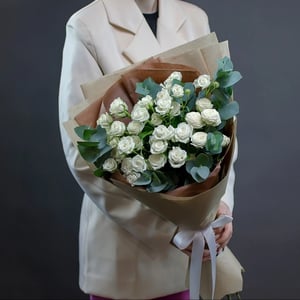 Bouquet de roses blanches en spray avec de l'eucalyptus