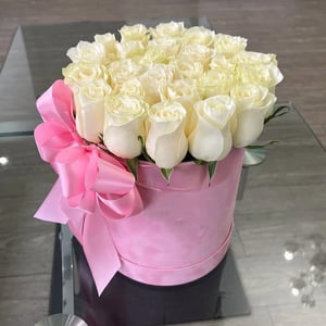 Hat box with flowers '25 white roses in box'