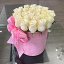 Hat box with flowers '25 white roses in box'