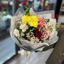 Ramo de gypsophila, rosas y crisantemos