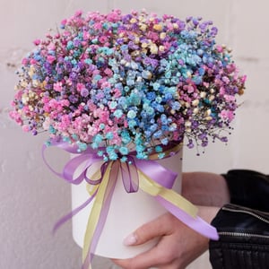 Hat box with flowers 'Gypsophila mix in a box'