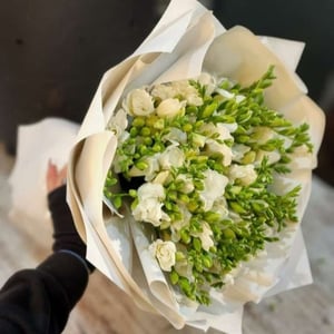 Blumenstrauß aus weißen Freesien