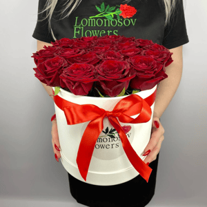 19 red roses in a hatbox