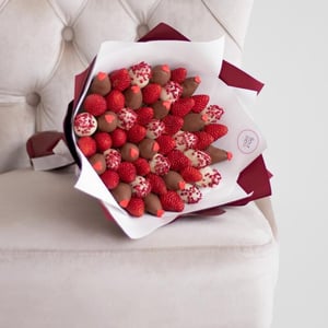 Bouquet of strawberries in chocolate "Mon Amour" M
