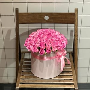 Hat box with flowers 'Rosalie'