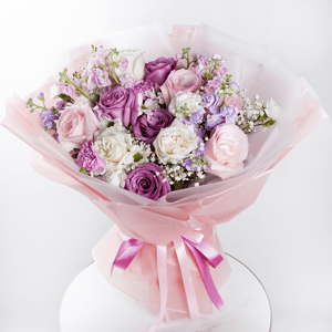 Blumenstrauß 'Ätherischer Rosenkaskade'