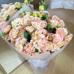 Champagne lisianthus bouquet