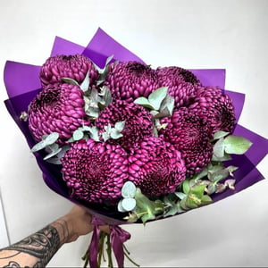 Blumenstrauß 'Chrysantheme Bigudi weinrot, 9 Stiele, Eukalyptus'