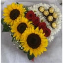 Herz aus gemischten Blumen und Schokolade