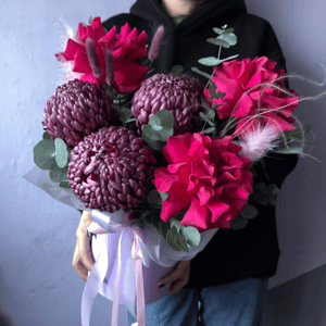Caja de flores 'Rosas francesas y crisantemos Бигуди'