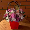 Blumenstrauß in einer Tasche