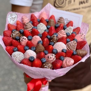 Strawberry bouquet with blueberries "Nice" M