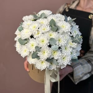 Hat box with flowers 'Arrangement featuring a lush, double-flowered chrysanthemum (245)'