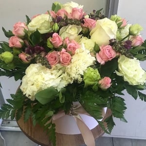 Hat box with flowers 'Fairytale story'