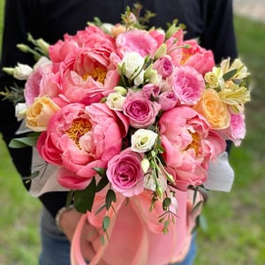 Hat box with flowers 'Lady of the heart'