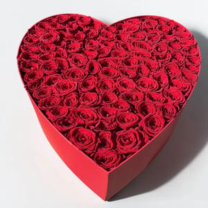 Boîte à fleurs 'Cœur composé de 85 boutons de roses rouges'