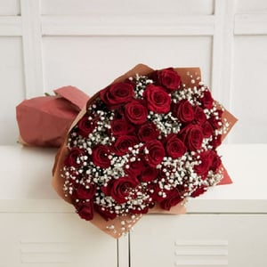 Bouquet 'Red roses with gypsophila'