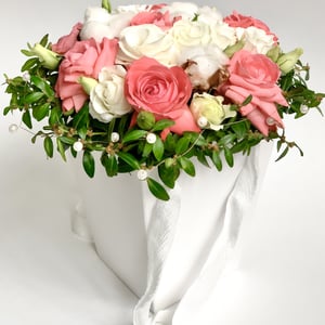 Hat box with flowers 'Cotton cloud'