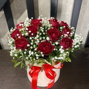 Hat box with flowers 'Composition of red rose and gypsophila'