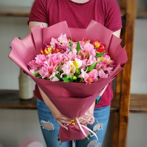 Ramo '17 alstroemerias con decoració'