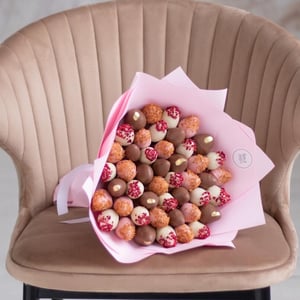 Bouquet of strawberries in chocolate "Grangean" M