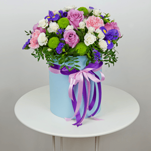 Blumenbox 'Seesirene: Hutschachtel mit weißen Spray-Rosen'