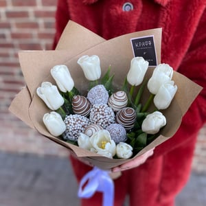 Bouquet de fraises en chocolat et tulipes
