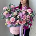 Hat box with flowers 'Stylish author's composition'