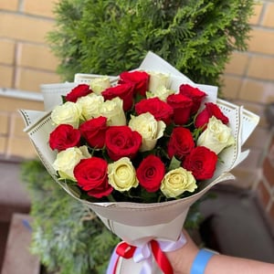 Blumenstrauß '25 white-red roses'