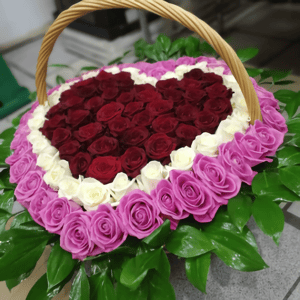 Blumenarrangement '101 Rosen in einem herzförmigen Korb'