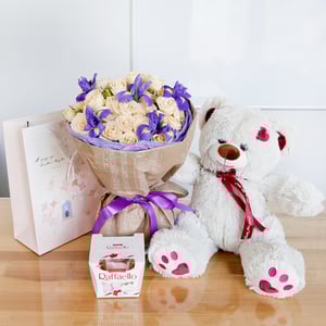 Anziehung mit Süßigkeiten und einem Teddybären