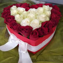 Flower box 'Kenyan roses in a heart box'