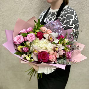 Strauß frischer Orchideen und verschiedener Blumen