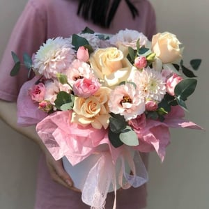 Hat box with flowers 'Marshmallow'