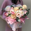 Hat box with flowers 'Marshmallow'