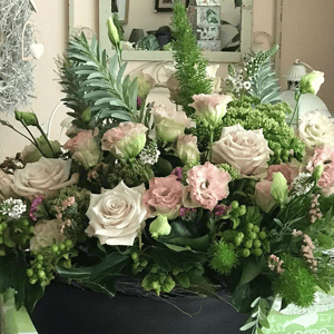 Blumenstrauß 'Arrangement mit Rosen und Lisianthus'