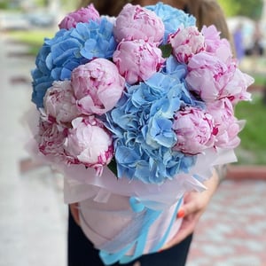 Hat box with flowers 'Hydrangeas and peonies in a box'