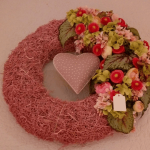 Kranz aus Trockenblumen und Frischblumen