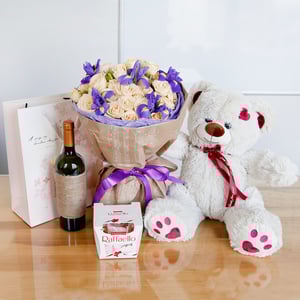 Attraktion mit Süßigkeiten, Teddybär und Wein