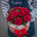 Bouquet of 9 red roses with pistachio