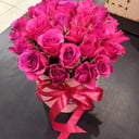 25 roses in a hatbox